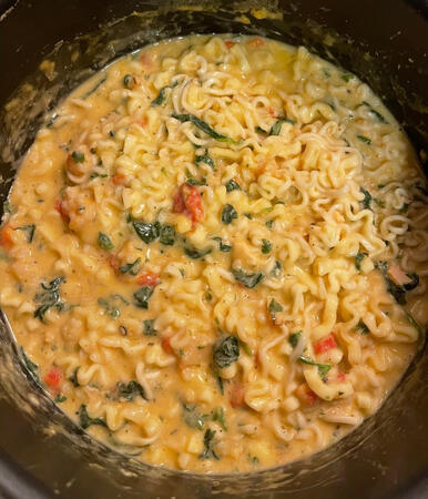 Creamy ramen noodles with chicken and spinach